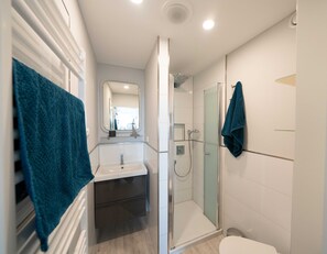 Suihku, hiustenkuivaaja