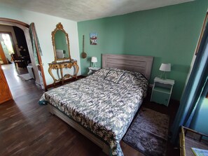 1 chambre, bureau, fer et planche à repasser, accès au Wi-Fi (inclus)