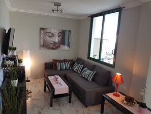 Flat-screen TV, DVD player, books, stereo - Casa Palmera just 150 meters to the beach, heated pool, wifi, SAT-TV, balcony (Arona)