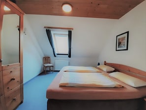 2 chambres, bureau, fer et planche à repasser, lit de bébé portatif