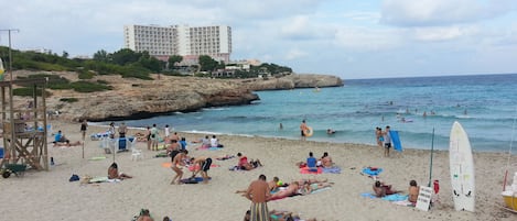 Plage à proximité, chaises longues, serviettes de plage