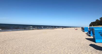 Ganz nah am Meer und km-langen Sandstrand; hell und ruhig am Waldrand, Balkon