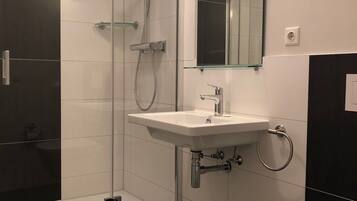 Dusche, Handtücher, Toilettenpapier