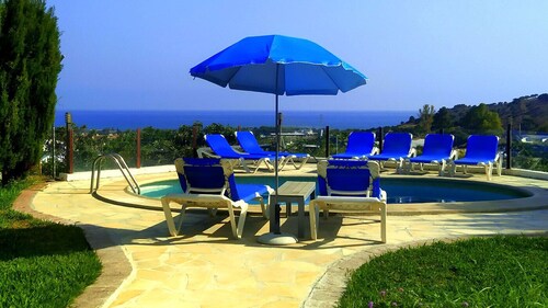 Tyylikkäässä Cortijo + -huoneistossa on puutarha ja uima-allas, jalka kylässä ja rannalla