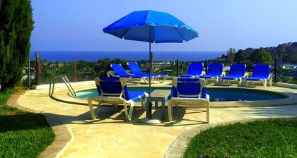 Tyylikkäässä Cortijo + -huoneistossa on puutarha ja uima-allas, jalka kylässä ja rannalla