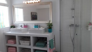 Banheira, secador de cabelo, toalhas de banho, sabonete
