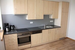 Fridge, microwave, oven, stovetop - Our house with 7 rooms offers you a lot of space for your vacation on 120m2 (Brandscheid)