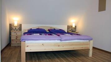 3 sovrum, vÀrdeförvaringsskÄp pÄ rummet och strykjÀrn/strykbrÀda