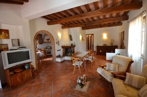 Téléviseur connecté, foyer, lecteur de DVD, chaîne audio