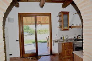 Réfrigérateur, un four, surface de cuisson, lave-vaisselle