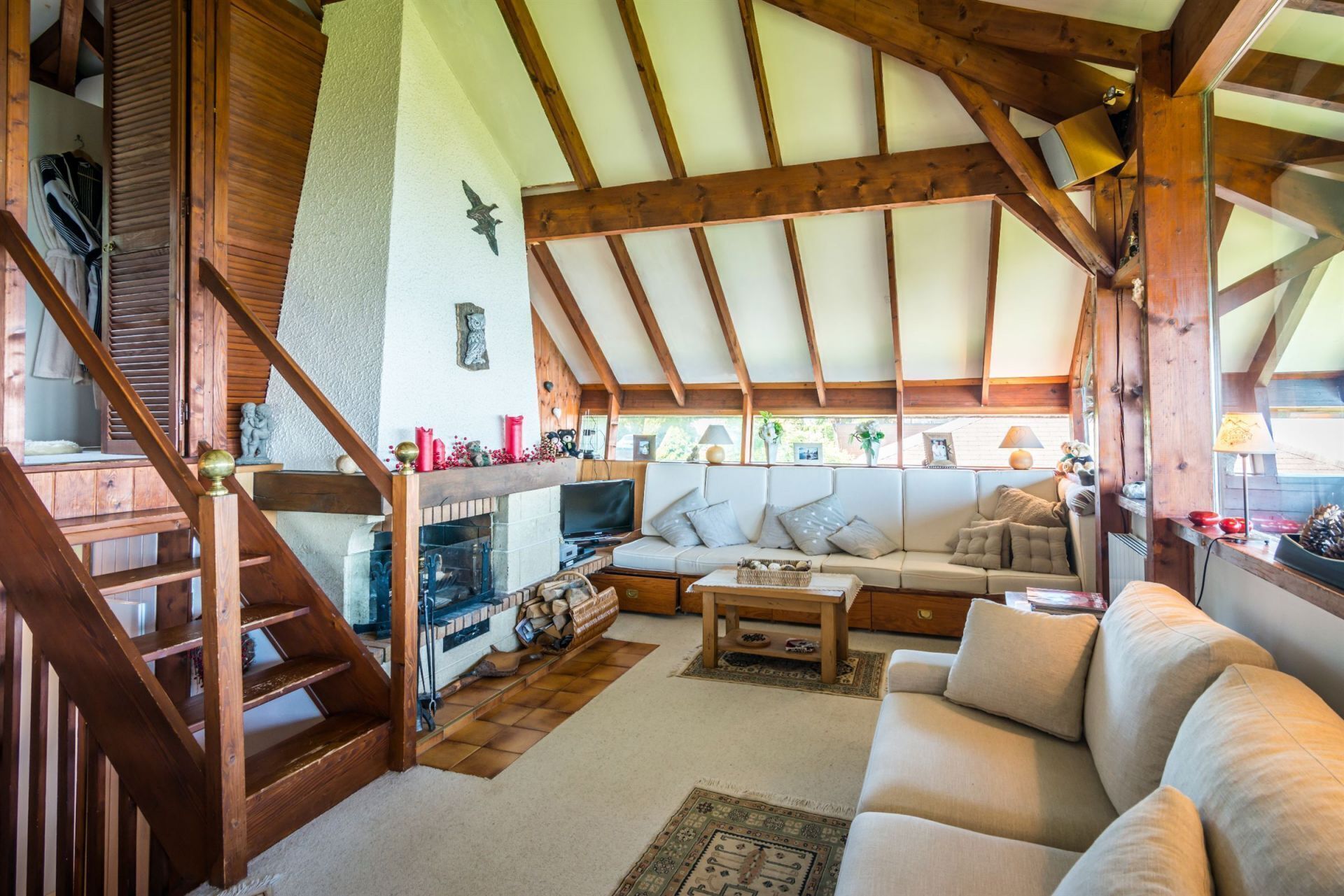 Fernseher, Kamin, Stereoanlage