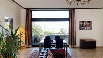 Smart-tv, eldstad och böcker