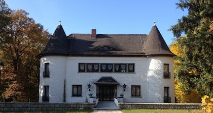 Villa Warzenburg, apartment 2 with panoramic view, balcony and fireplace. Vacation with a dog.