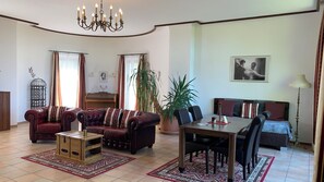 Interior - Villa Warzenburg, apartment 2 with panoramic view, balcony and fireplace. Vacation with a dog. (Friedrichroda)