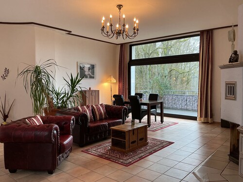 Villa Warzenburg, Fewo-2 mit Panorama-Blick, Balkon und Kamin. Urlaub mit Hund.