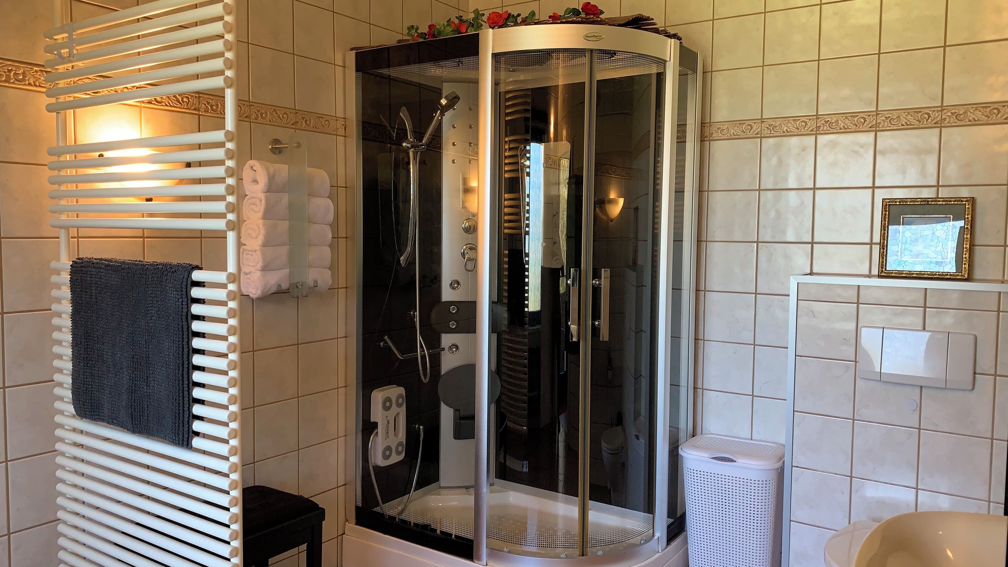 Suihku, hiustenkuivaaja, pyyhkeet, saippua