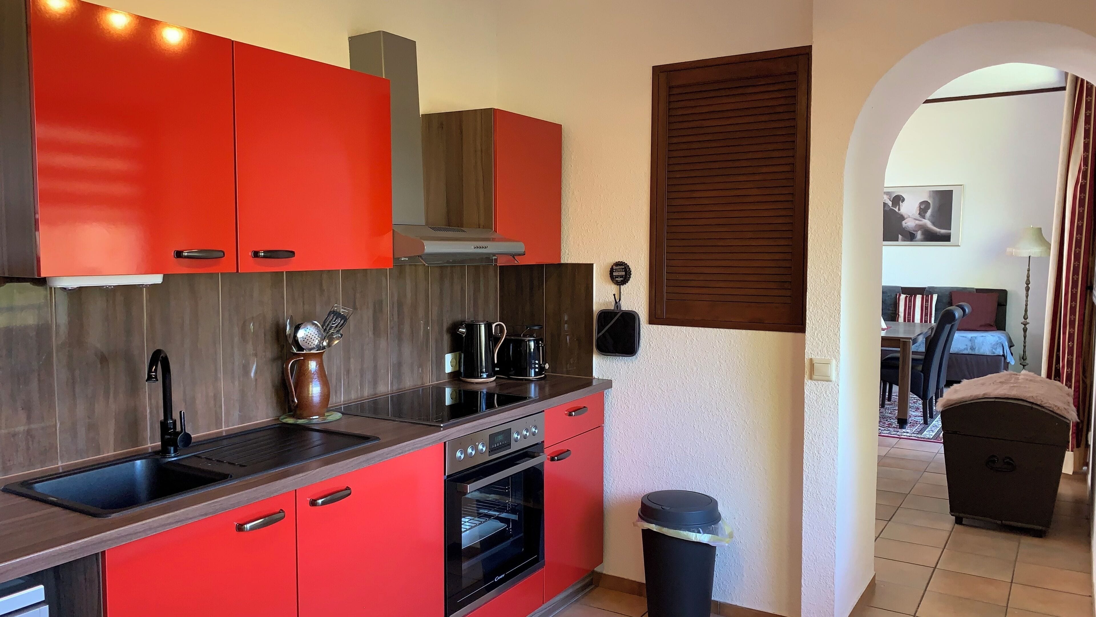 Réfrigérateur, plaque de cuisson, lave-vaisselle, cafetière/bouilloire