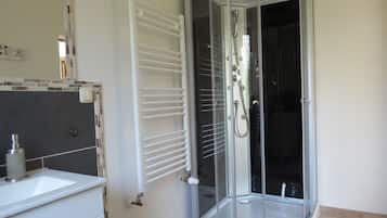 Dusche, Haartrockner, Handtücher, Seife
