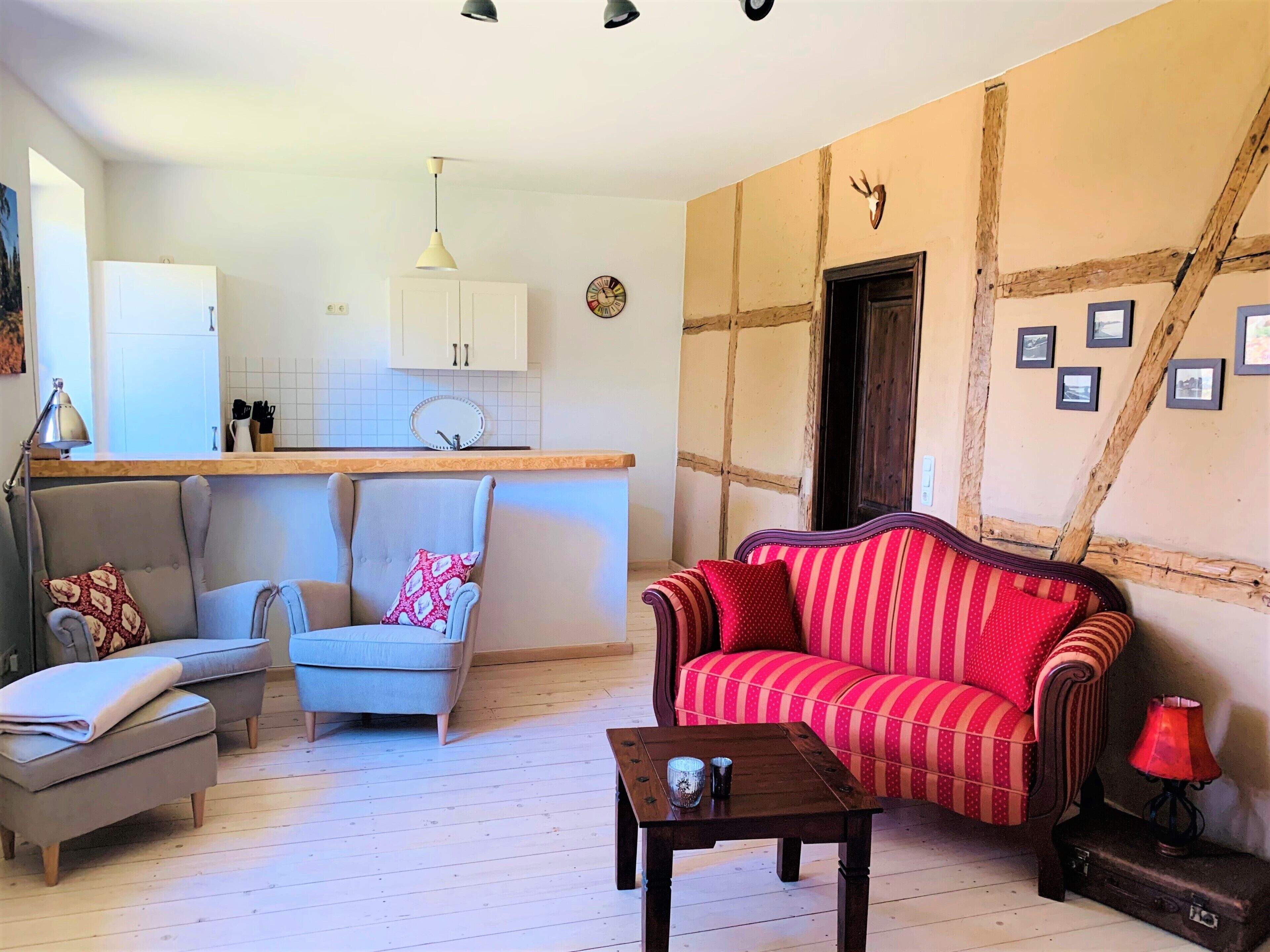 Fernseher, Kamin, Bücher