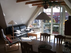 TV, DVD player, books, stereo - Cozy little attic apartment with balcony and loggia near the coast (Großheide)