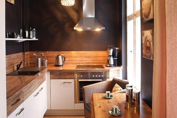 Frigorífic, microones, forn i placa de cuina