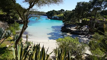 Una spiaggia nelle vicinanze, lettini da mare, teli da spiaggia