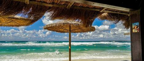 In Strandnähe, Liegestühle, Strandtücher