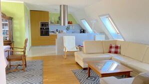 Un appartement moderne comprenant une cuisine, un coin repas et un salon.