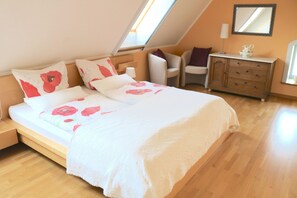 3 bedrooms, in-room safe, desk, iron/ironing board