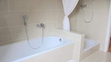Ensemble douche/baignoire, sèche-cheveux, serviettes fournies, savon