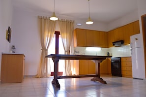 Refrigerador, horno, placa de cocina, cafetera/tetera