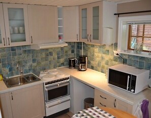 Fridge, microwave, oven, stovetop - Close to nature, family-friendly holiday home with sauna and trampoline (Norrtälje)