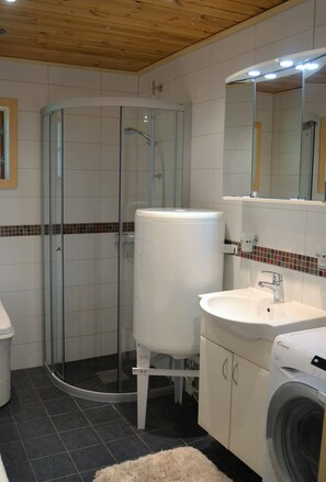 Douche, séchoir à cheveux, savon, papier de toilette