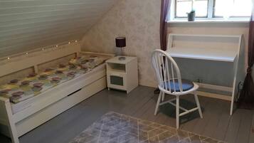 3 bedrooms, desk, iron/ironing board, travel crib