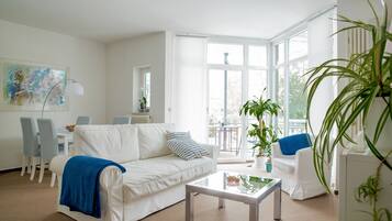 Smart TV, libros y estéreo