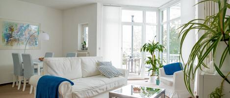 Smart TV, books, stereo