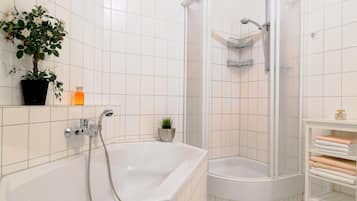 Badewanne, Haartrockner, HandtĂŒcher, Seife