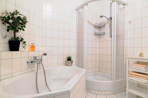 Baignoire, sèche-cheveux, serviettes fournies, savon