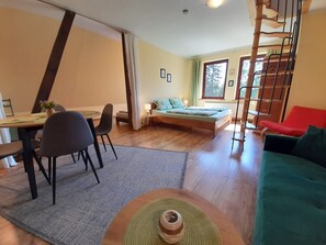 Una Smart TV, libros, un reproductor estéreo