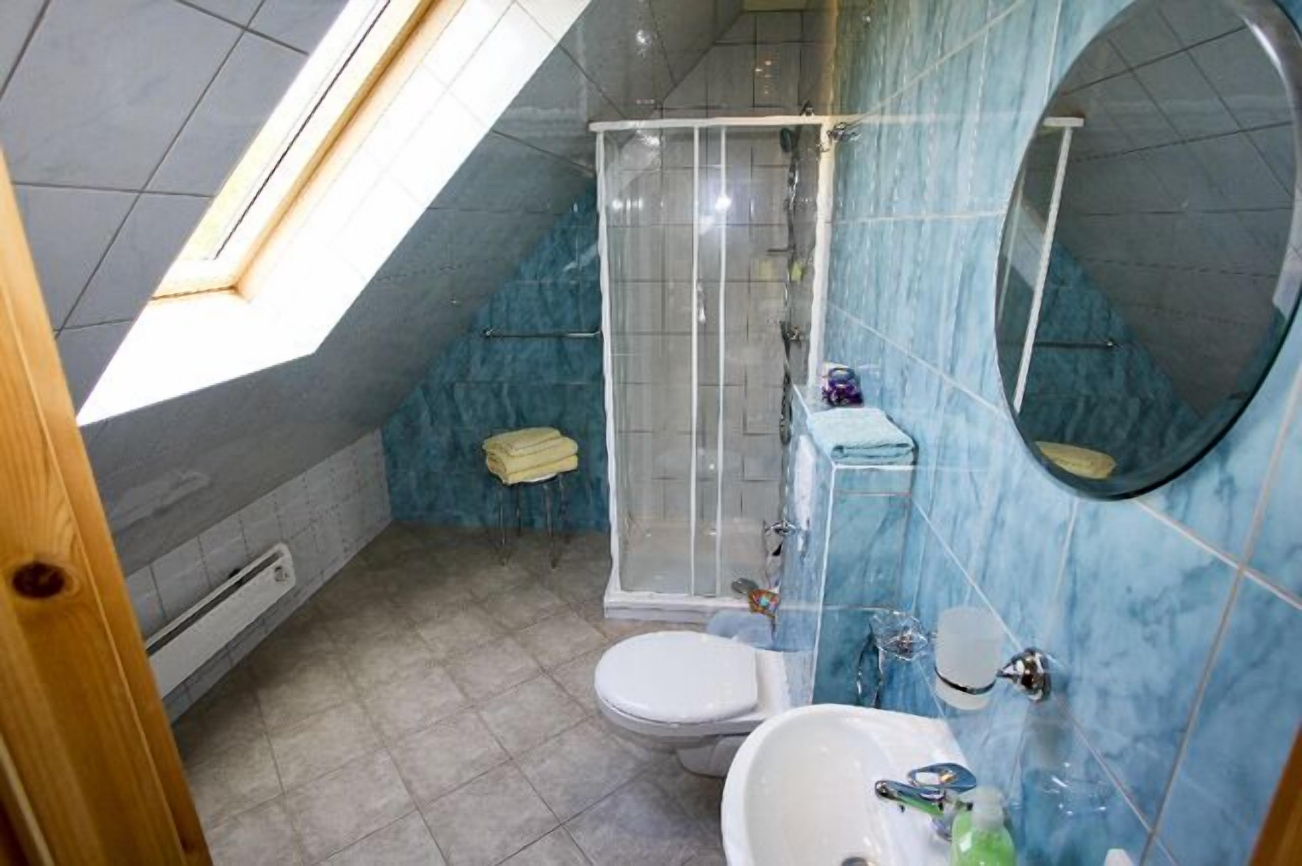 Sèche-cheveux, serviettes fournies