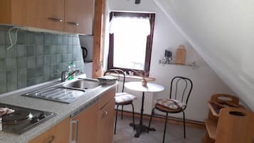 Jääkaappi, mikroaaltouuni, liesi, kahvin-/teenkeitin