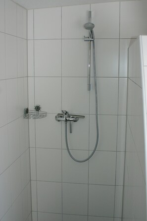 Vasca, asciugacapelli, asciugamani, sapone