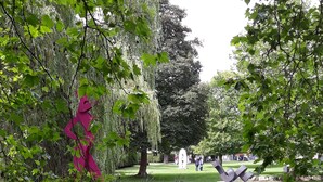A park with a pond, a large pink sculpture, and a grassy area with trees. - Spacious apartment for two (Stoltebuell)
