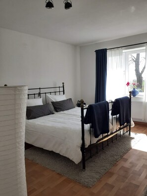 1 habitación, tabla de planchar con plancha, wifi y ropa de cama 