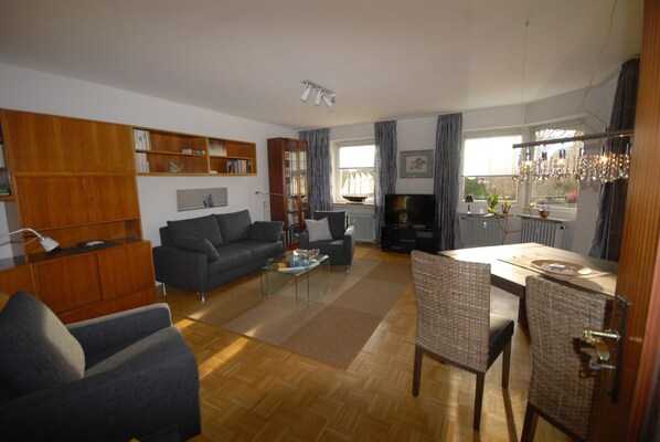 Téléviseur, lecteur de DVD, livres, sélection de films