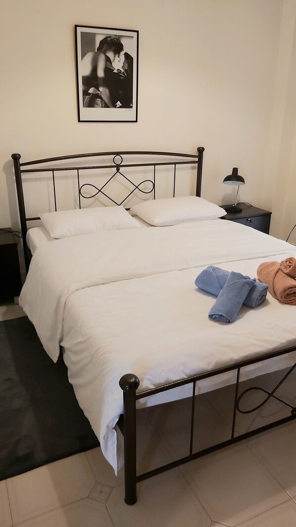 2 makuuhuonetta, työpöytä, silitysrauta/-lauta, ilmainen Wi-Fi