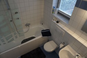 Combined shower/bathtub, hair dryer, towels, soap