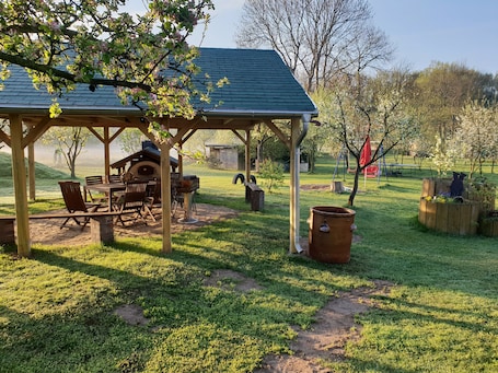 Outdoor dining. 6 cottages ideal for family gatherings near the Spreewald.