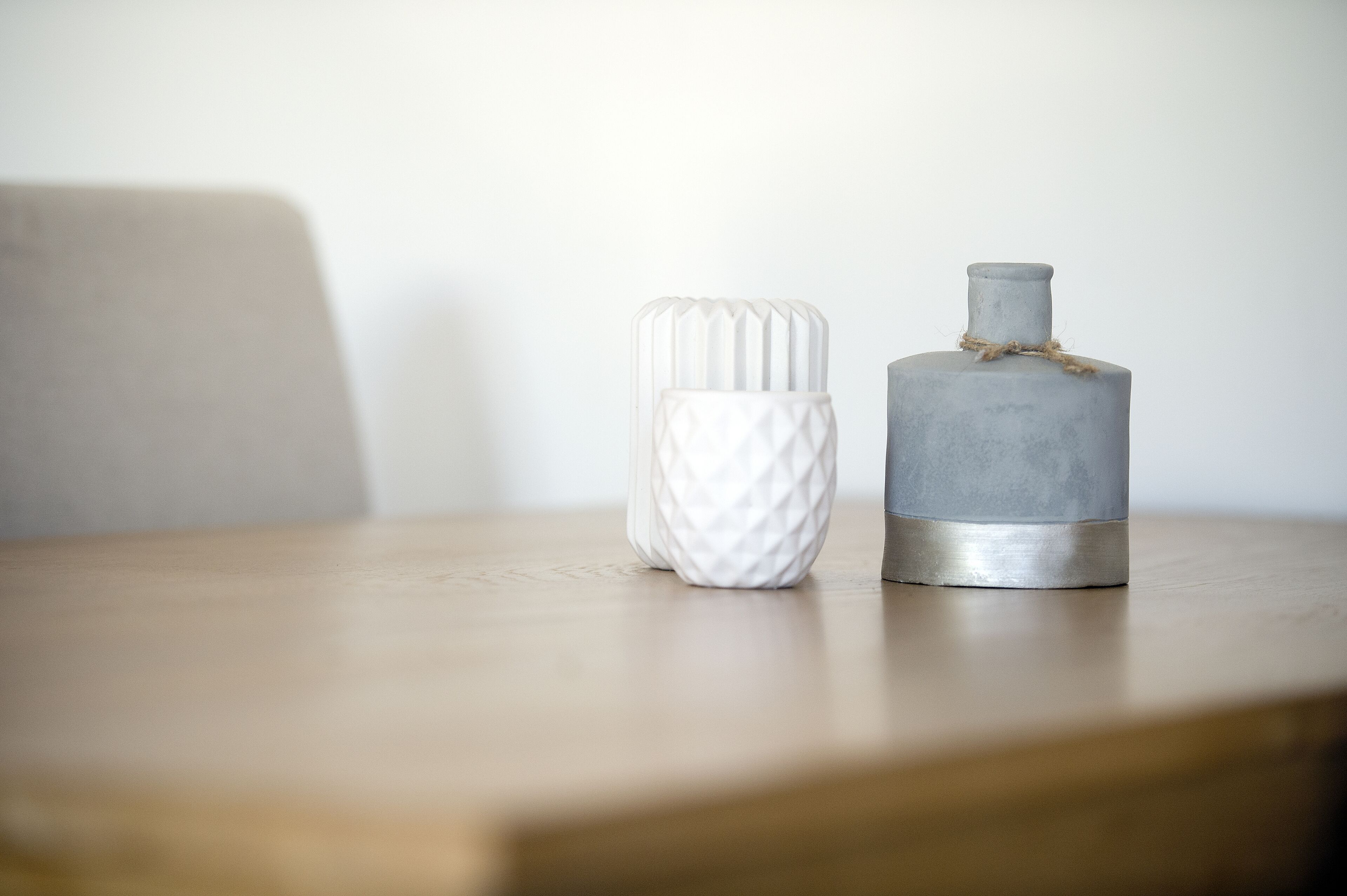 Deux vases sur une table en bois.