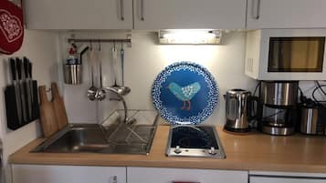 Kühlschrank, Mikrowelle, Herdplatte, Wasserkocher mit Kaffee-/Teezubehör